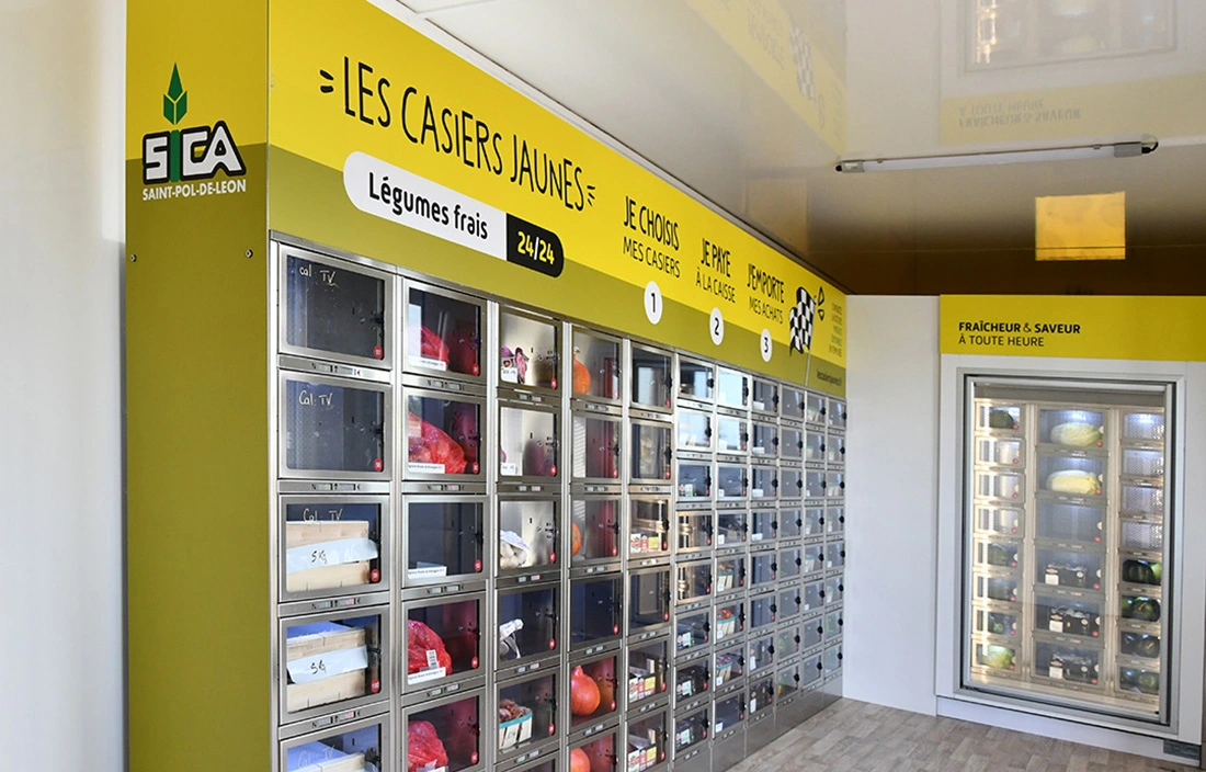 Les casiers jaunes, remplis de légumes